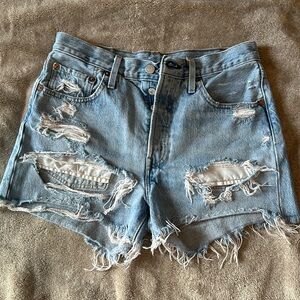 COPY - Levi’s women’s vintage distressed denim shorts - size 27